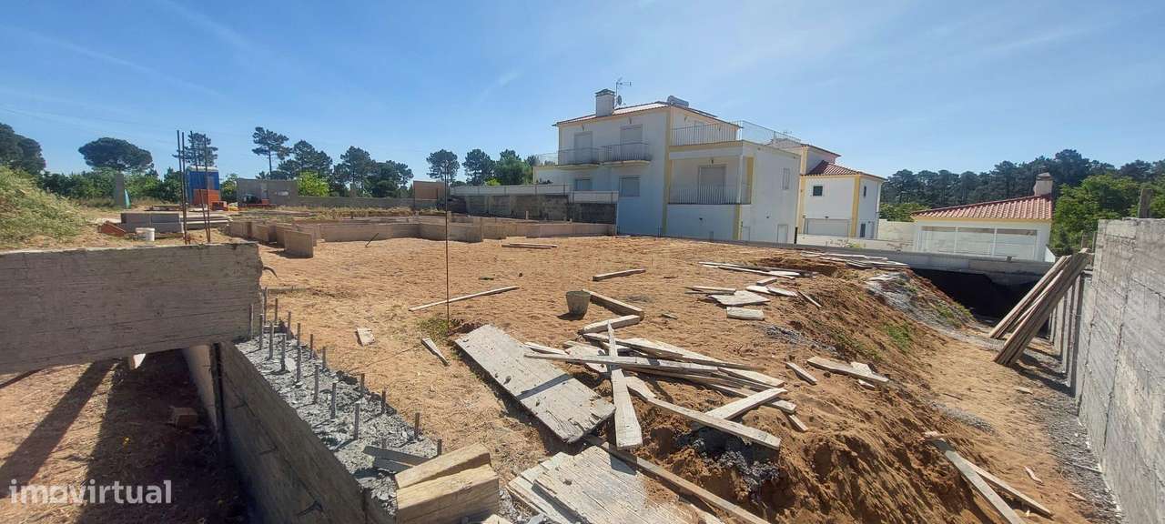 Moradia térrea e isolada, em início de construção, inserida em lote co-7