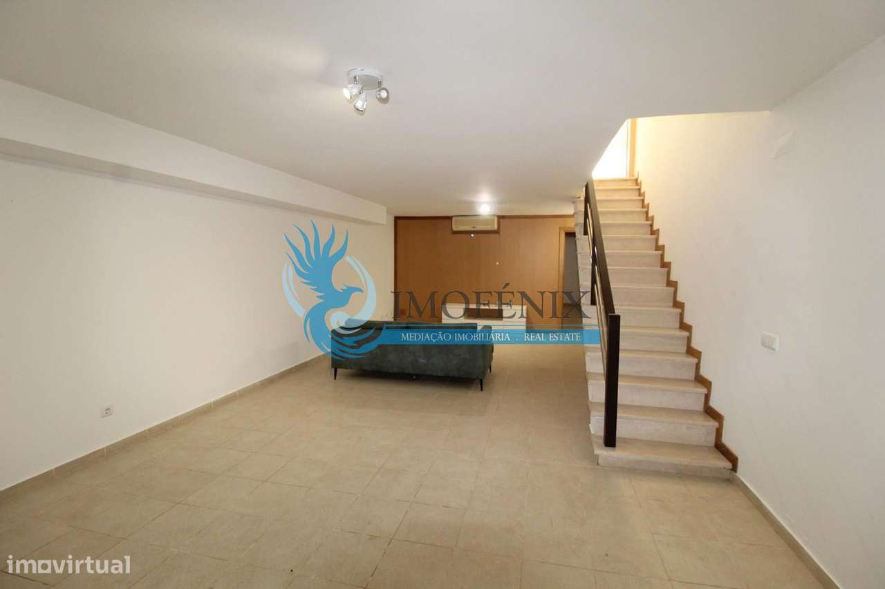 Moradia Geminada renovada T2+1 com piscina e garagem- Patroves- Albufe-34