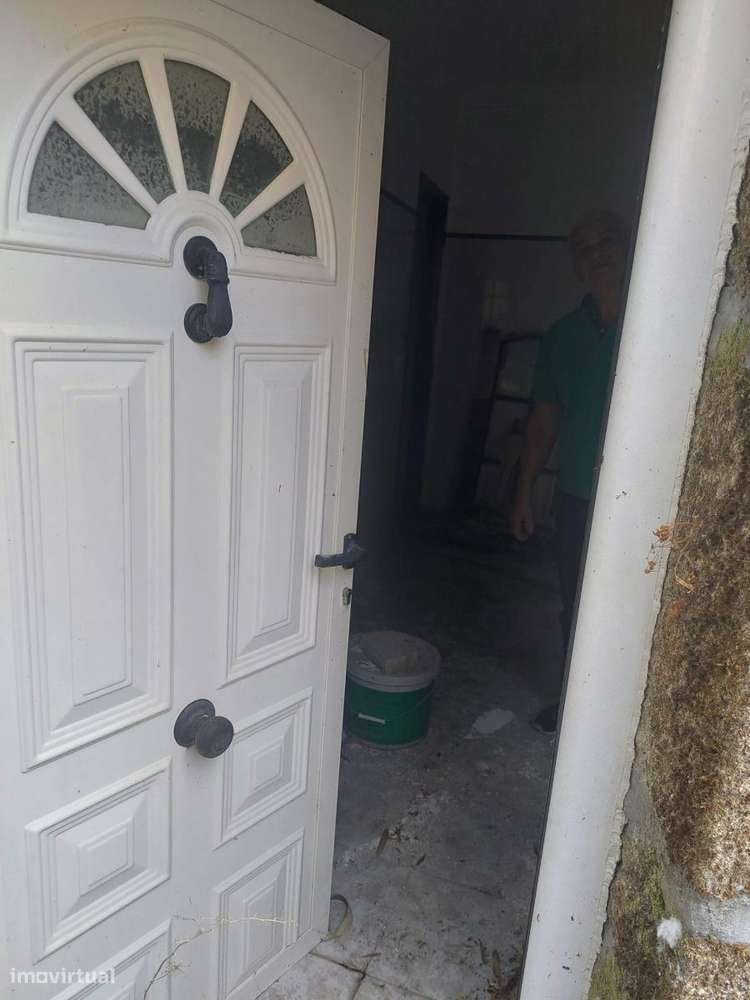 Moradia t4 , interior para recuperar- toda em pedra-2 gar. individuais-20