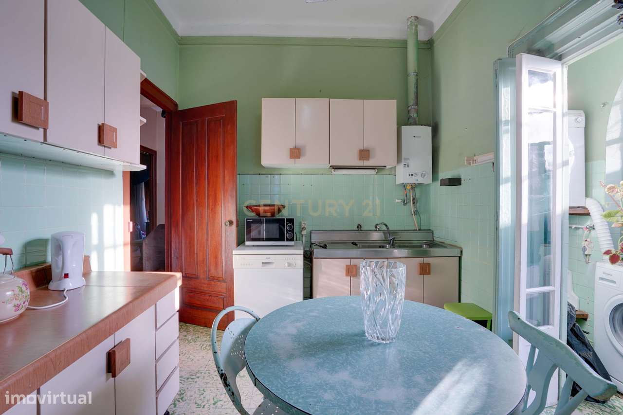 Moradia independente T6, situada no coração da linha de Cascais, junto-22