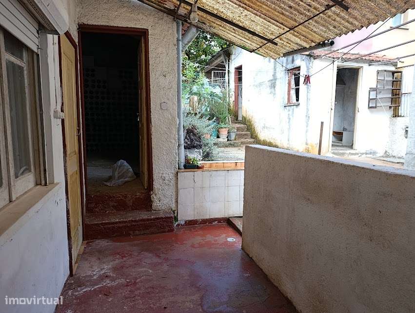 Moradia T3 geminada, com quintal, em Santa Clara, Coimbra-17