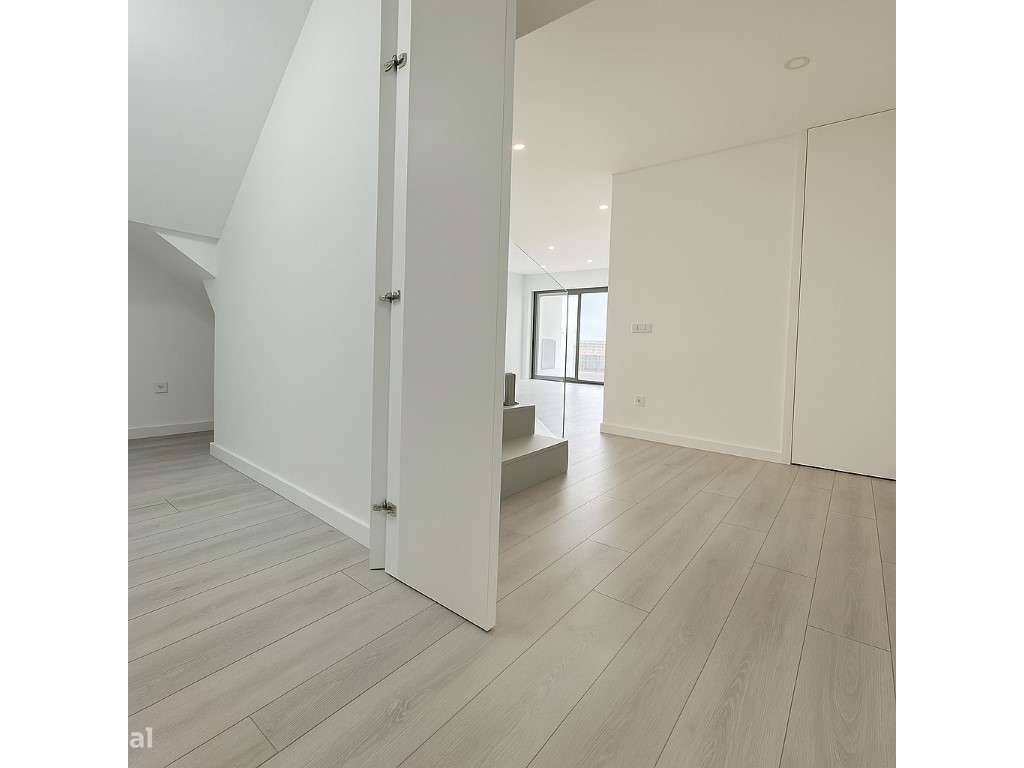 Apartamento T5 | Garagem em BOX | 2 Terraços-17