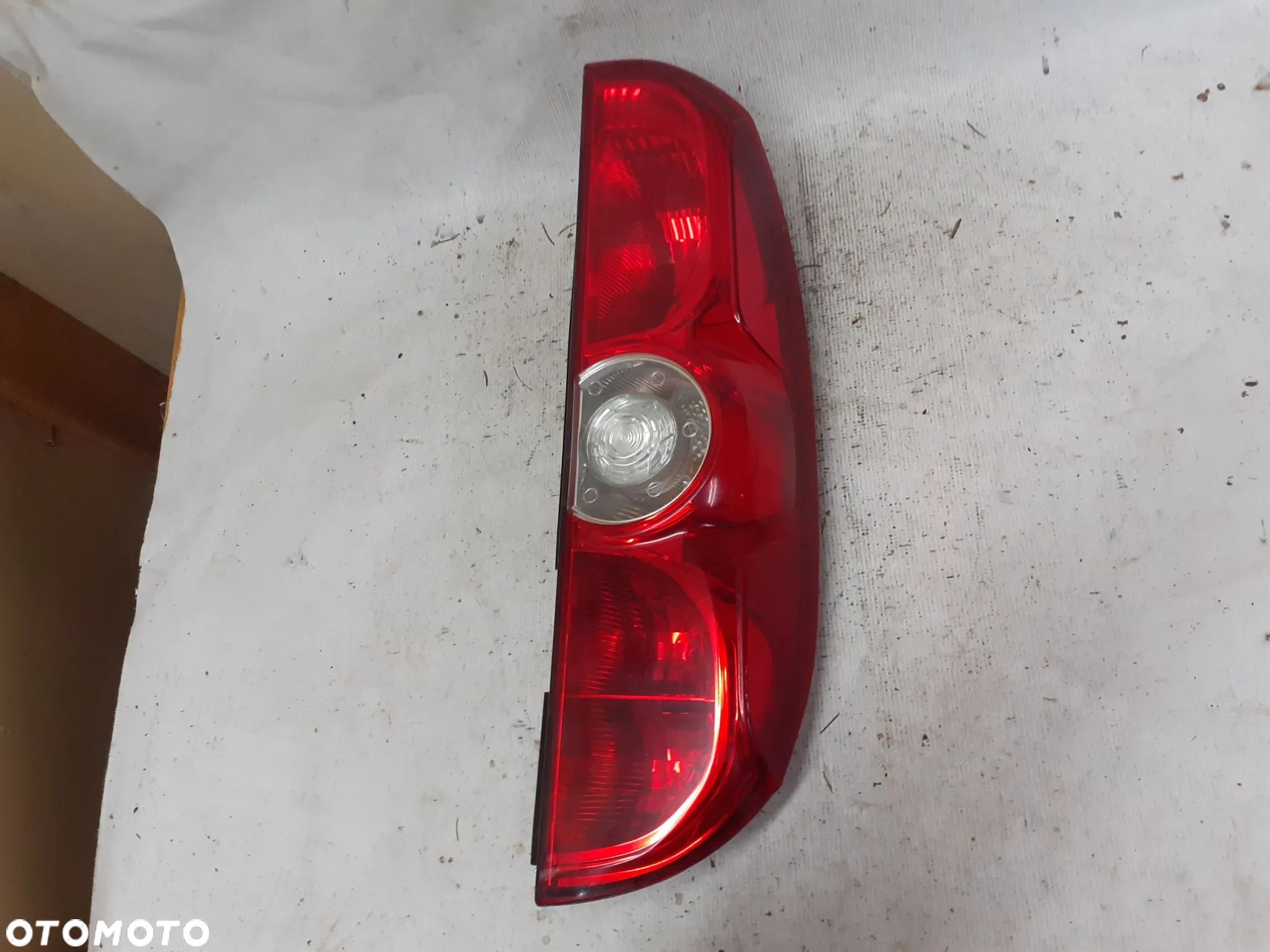 * LAMPA TYLNA PRAWA TYŁ PRAWO OPEL COMBO D / FIAT DOBLO II - 1