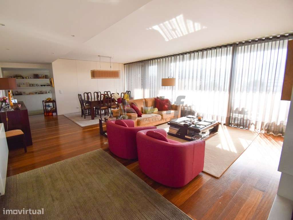 Apartamento T5 localizado no condomínio Jardim das Camélias - Gaia/...-0