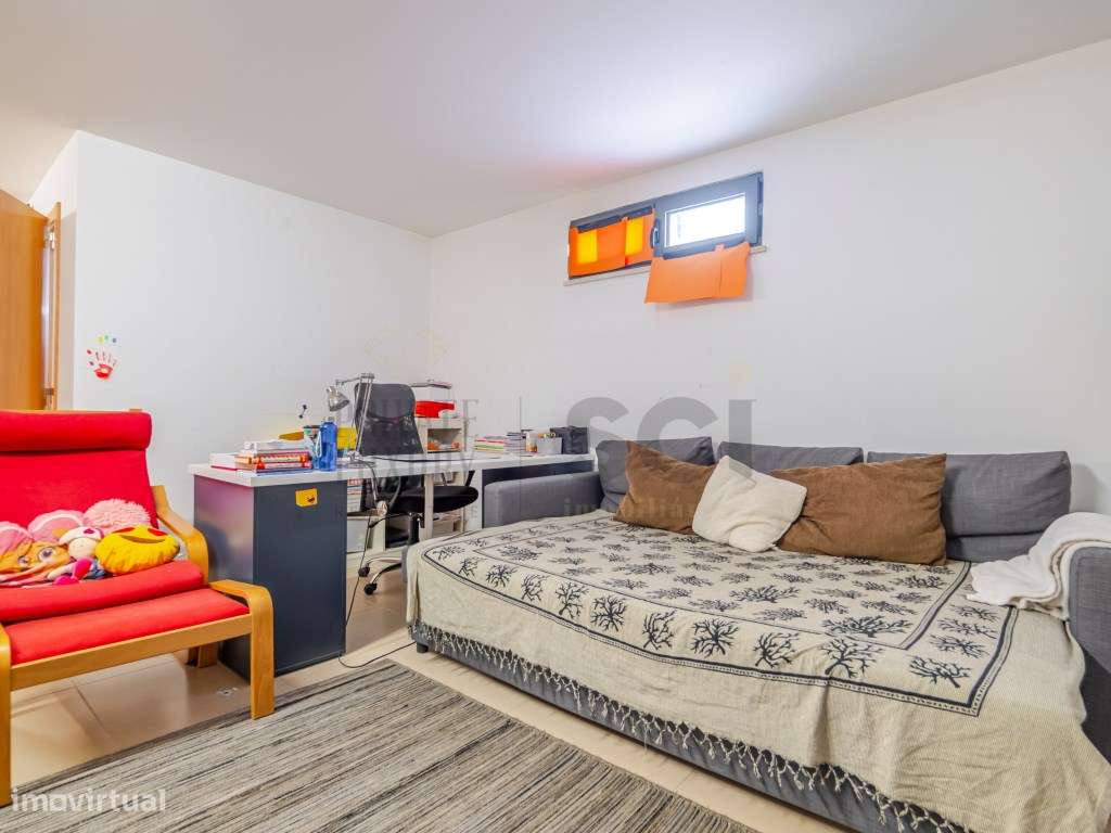 Moradia T4 na Aroeira, contemporânea com piscina e cave-52