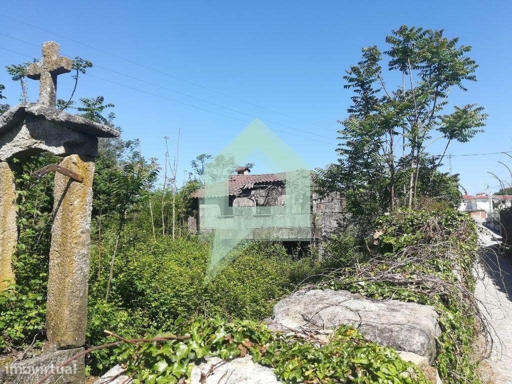 Propriedade com ruínas bons acessos Souto- Guimarães - Grande imagem: 4/12