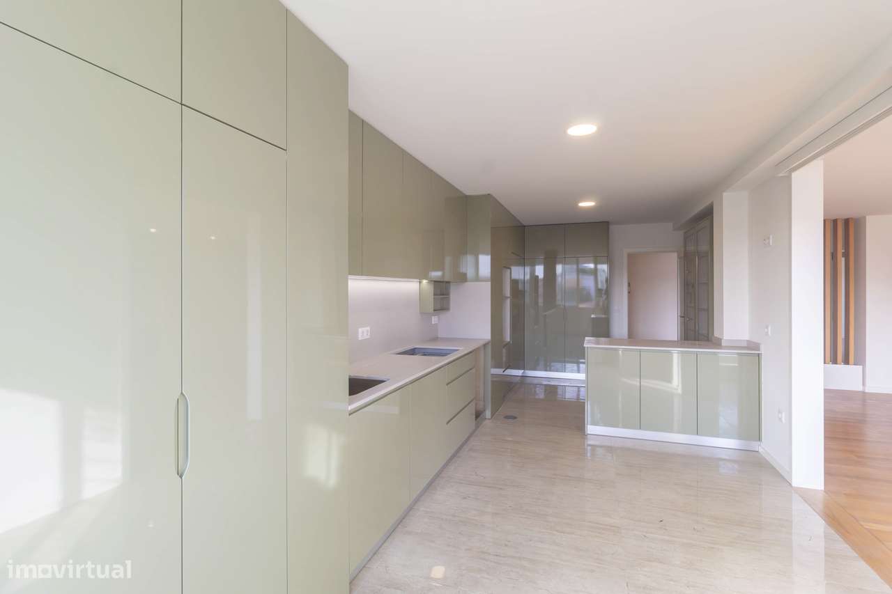 Apartamento T3, excelentes áreas 240m2 + garagem 31m2 + arrumos 4m2-18
