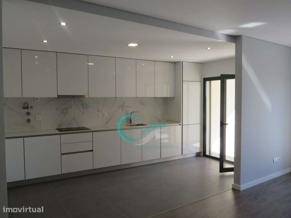 Apartamento T2 Duplex com parqueamento e arrumos na Quinta da Fábri... - Grande imagem: 2/8