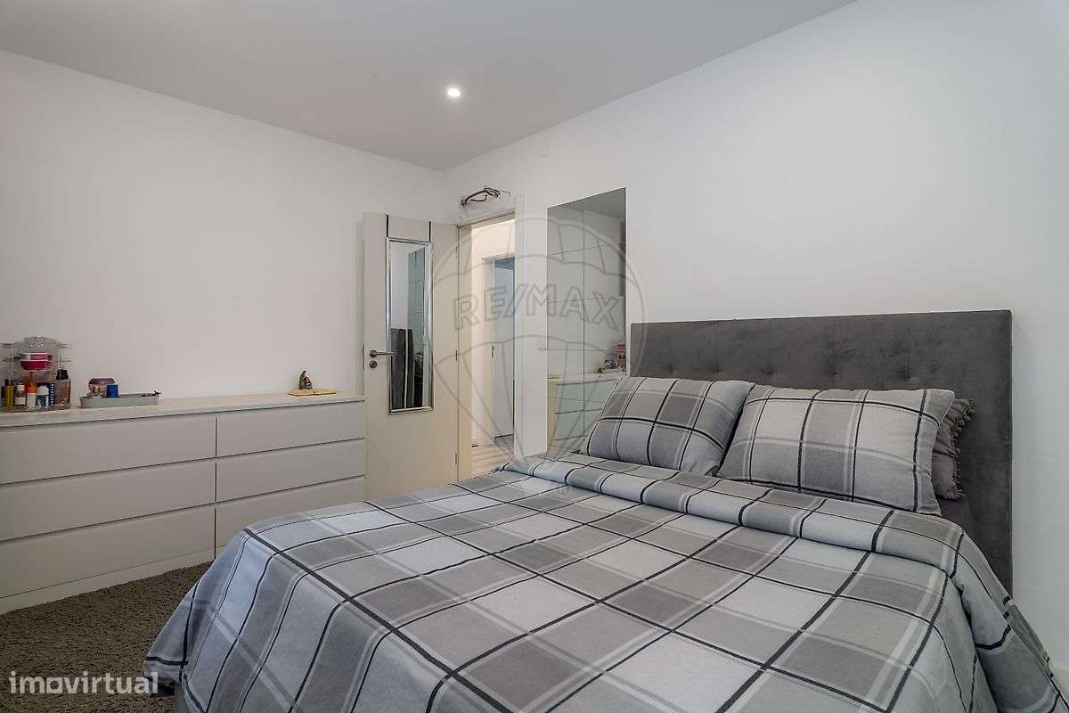 Apartamento T3 remodelado nas Paivas, com logradouro-10