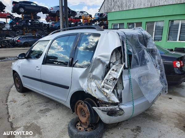 plafoniera bara spate haion usa stanga dreapta fata lateral Skoda Roomster motor 1.4tdi dezmembrez - 3