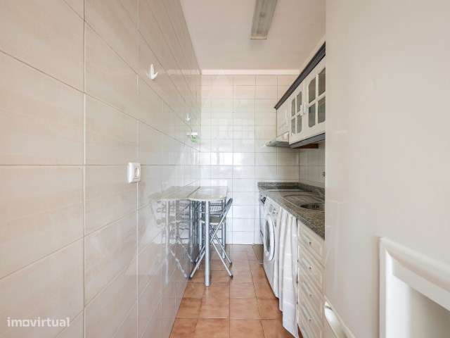 Apartamento T1+1 com arrumos e lugar de garagem em Mafamude!-8