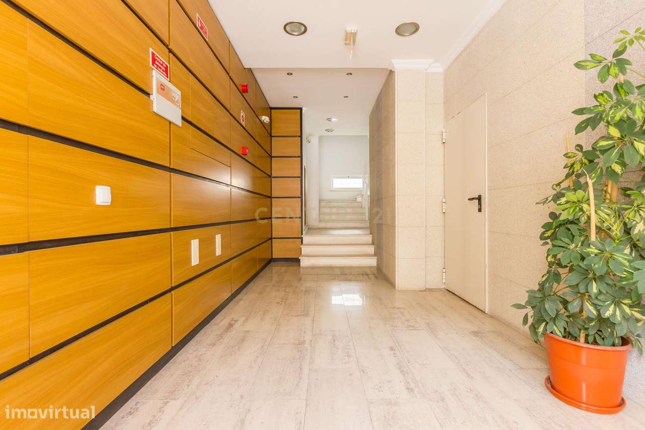 T1 com varandas amplas, garagem e elevador | Urbanização Vila Serena –-16