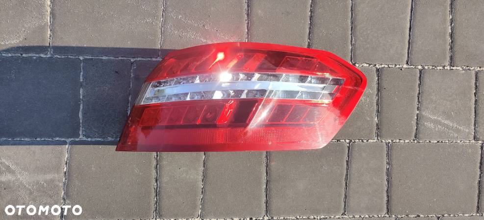 MERCEDES W212 SEDAN LAMPA PRAWY TYL A2129066901 - 1