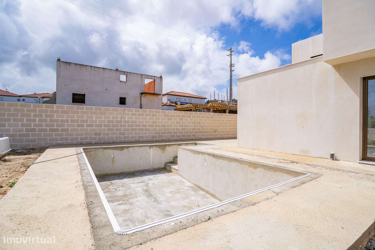Moradia T3 com Piscina e Jardim em Salir do Porto-18