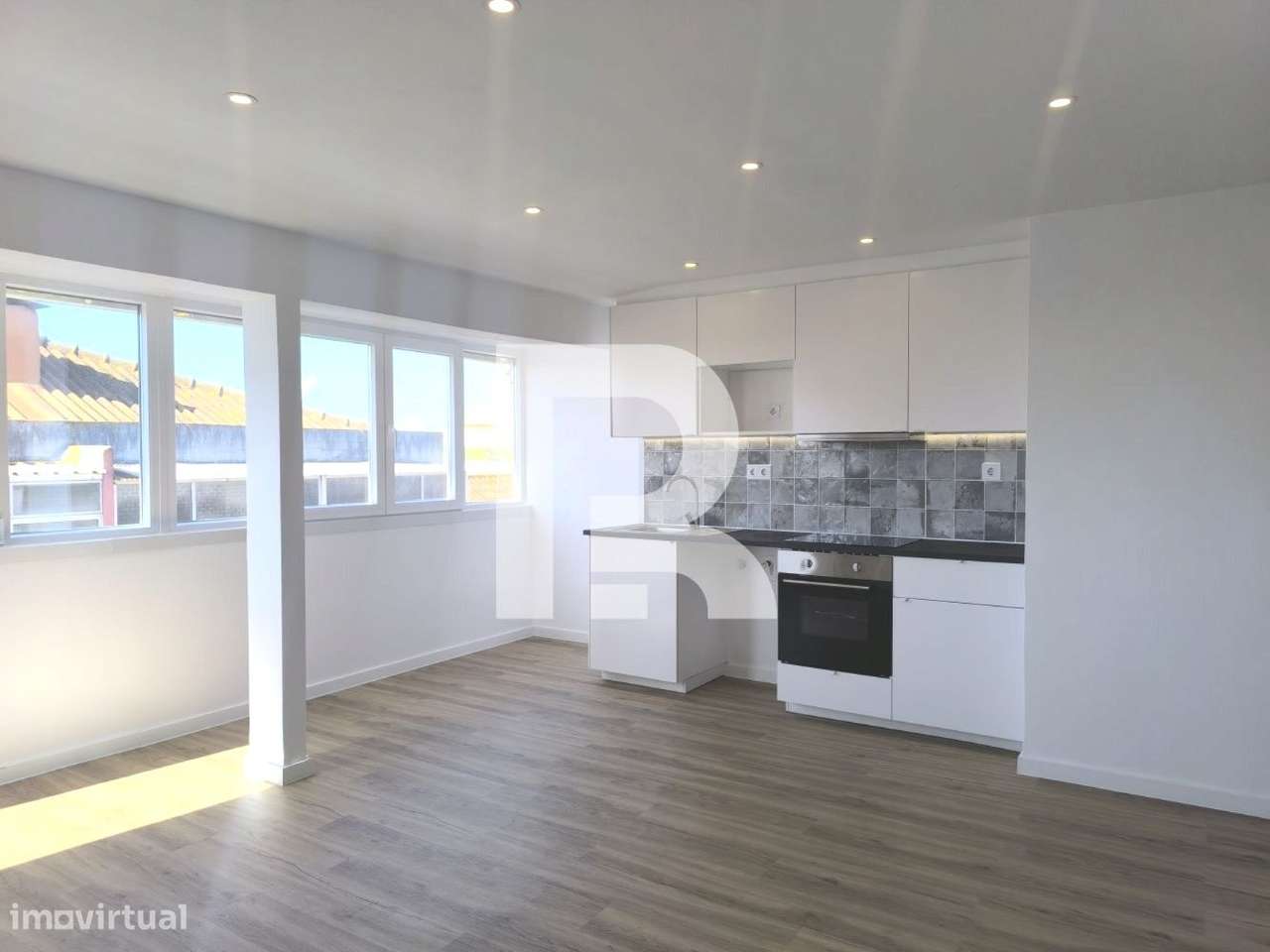 Apartamento T2 Remodelado em Camarate-0