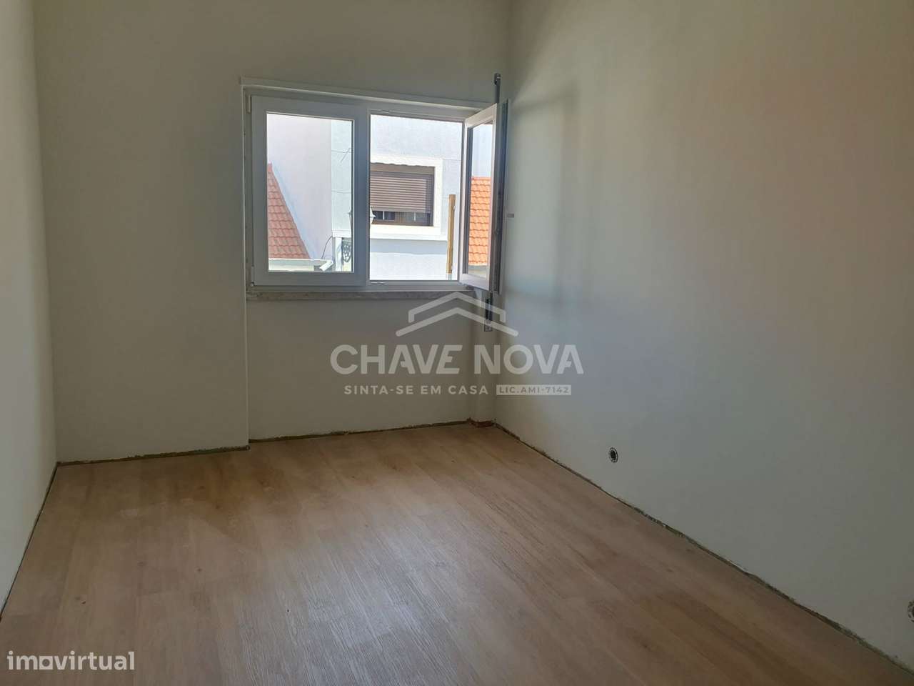 Apartamento T2, localizado no primeiro andar de um prédio Bi-familiar!-10
