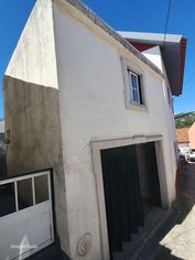 Garagem com Casa de Arrumos e pequeno Espaço Exterior