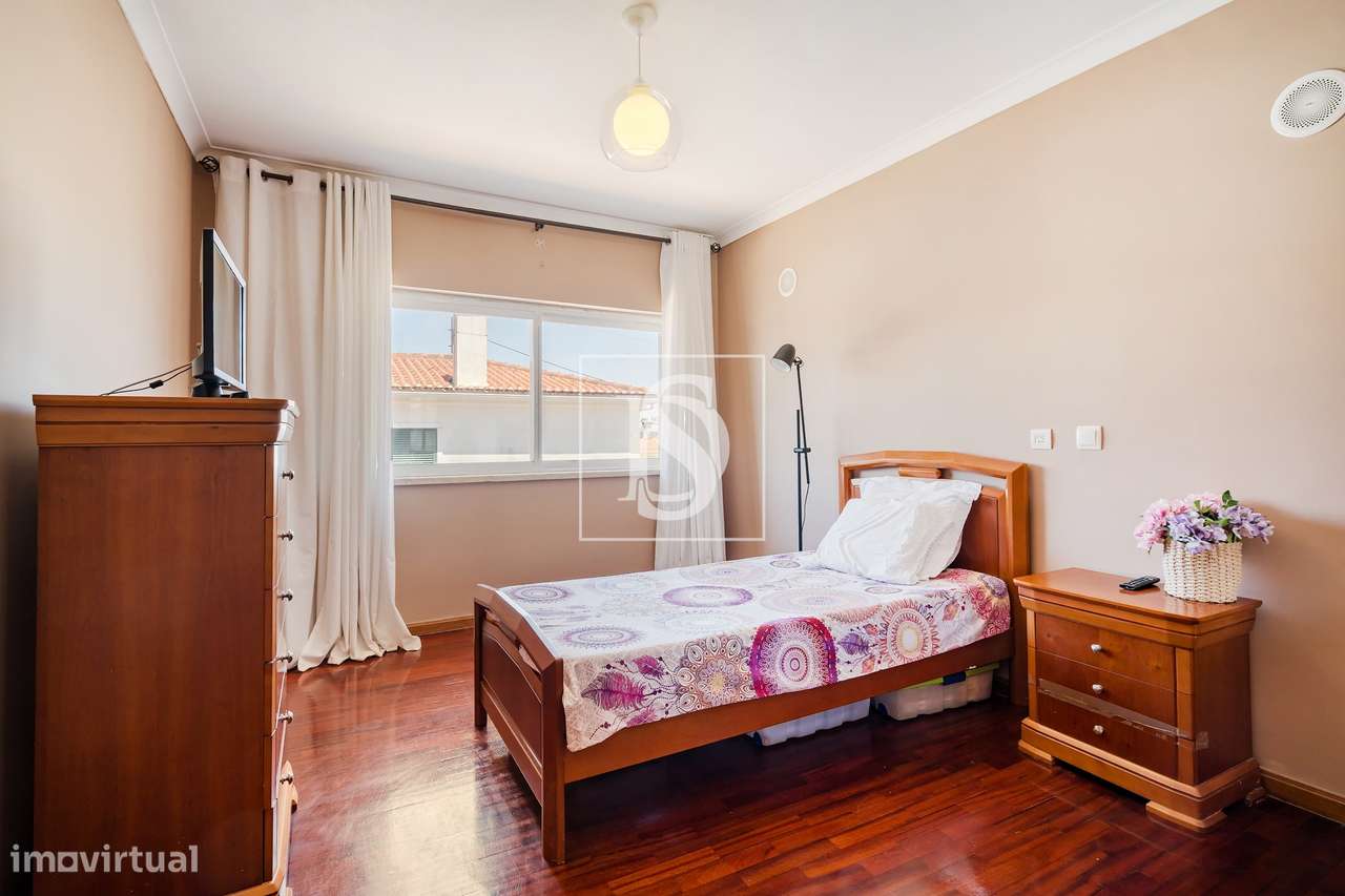 Moradia T5 em Manique de Cima com 3 Pisos-16