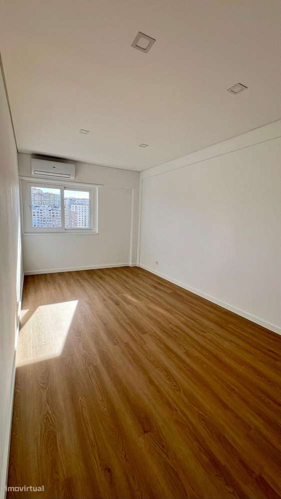 Apartamento T3+1 Duplex | 154 m² | Totalmente Remodelado | Queluz-13