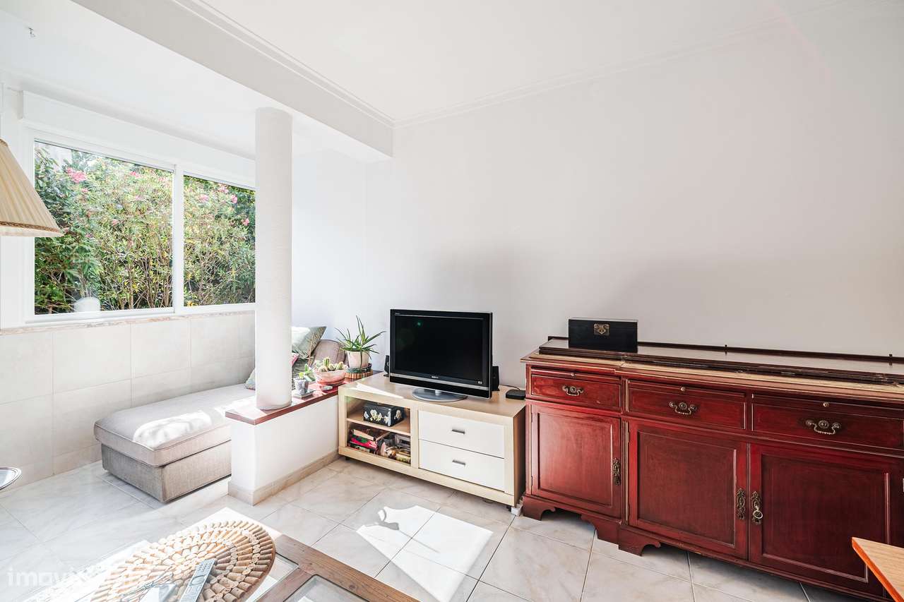 Apartamento T2 localizado nas Mercês-2