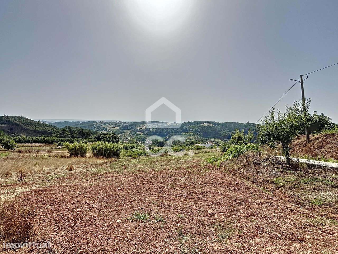 Propriedade mista com ruína e terreno fértil,  localizada nas Antas-16