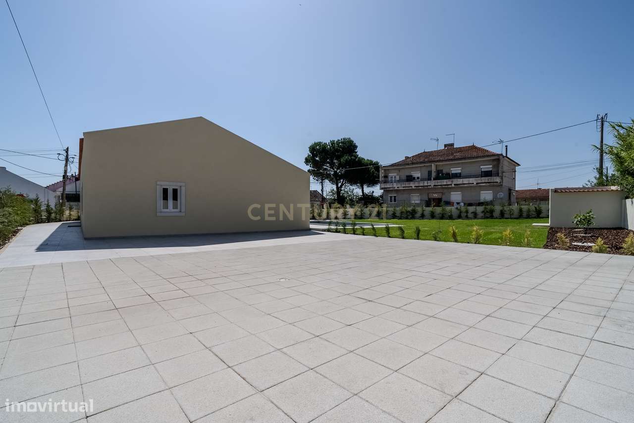 Moradia Térrea T4 totalmente renovada, com piscina, espaço exterior e-29