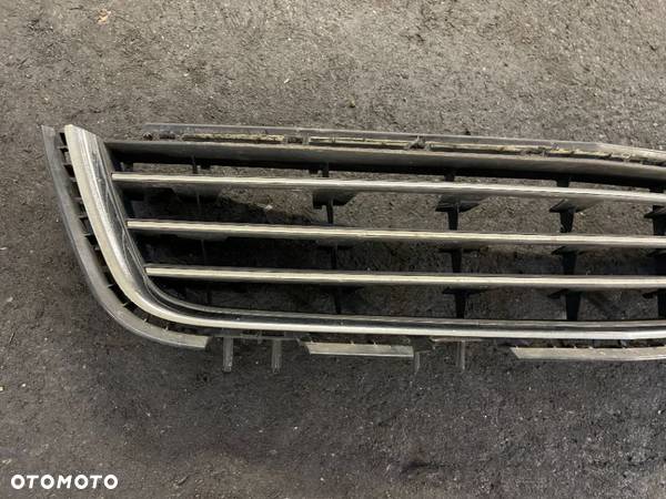 Kratka zderzaka przedniego chrom Opel Astra lift - 2