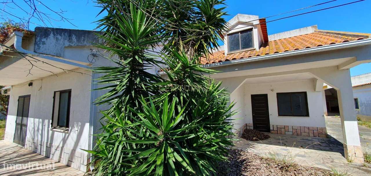 Quinta com 5000 m2  com moradia T4-12