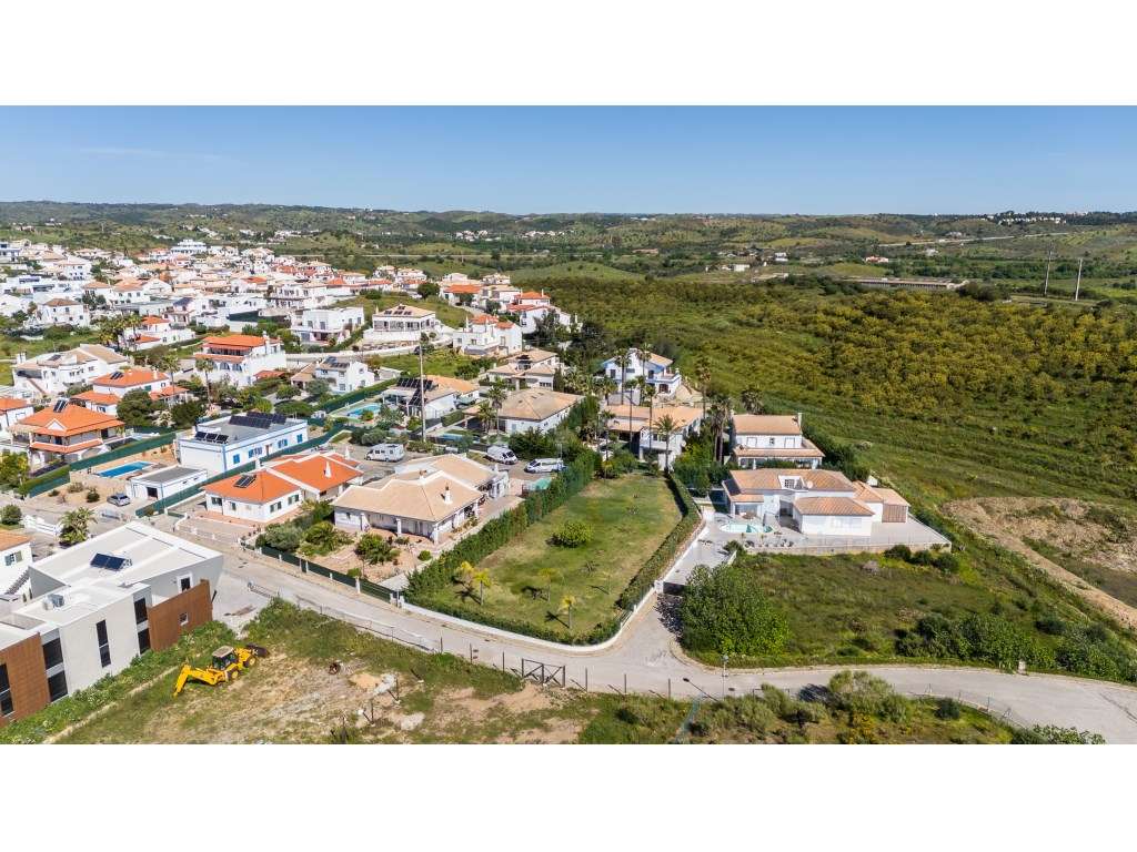 Moradia T5 com Jardim e Piscina + Lote Urbano para construção - Cas...-51
