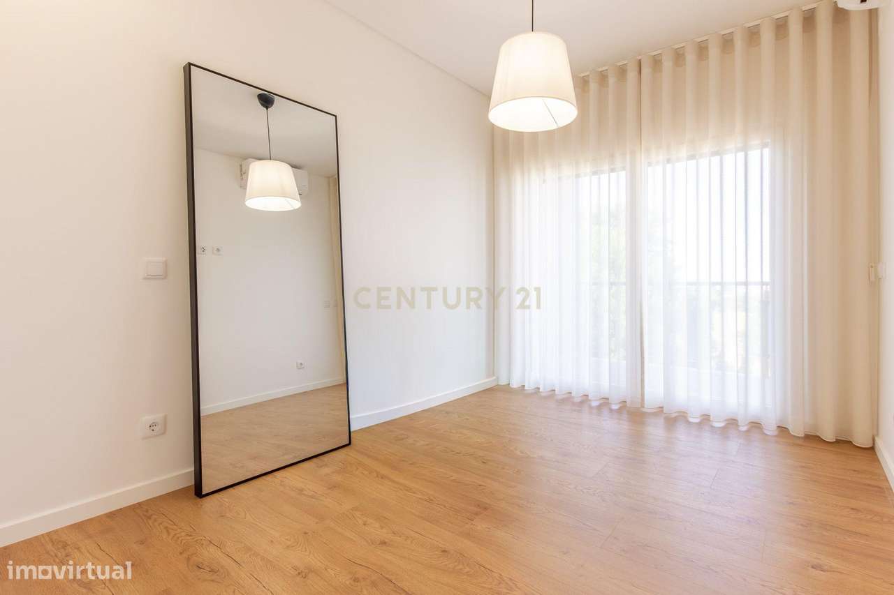 Moderno apartamento T3, com parqueamento e varandas em Santo António d-16