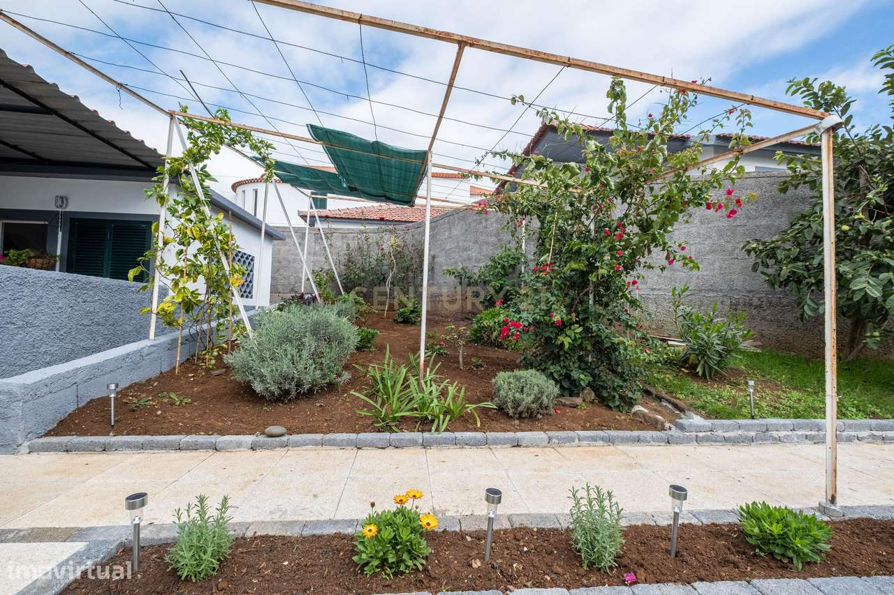 Moradia T2 Remodelada em Câmara de Lobos com Vista para o Pôr do Sol-37