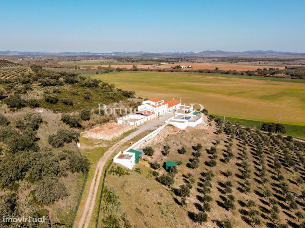 Quinta de 3ha com várias casas