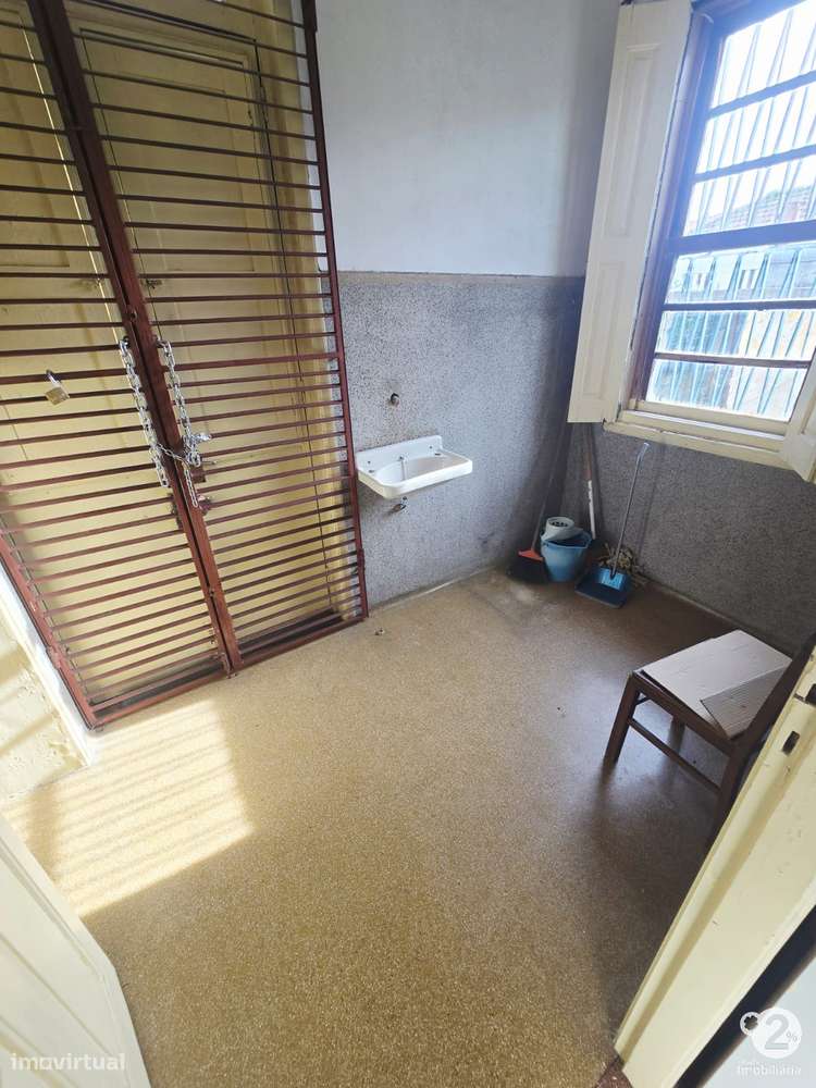 Moradia V3 no Porto perto do Parque Nascente ( para recuperar )-13