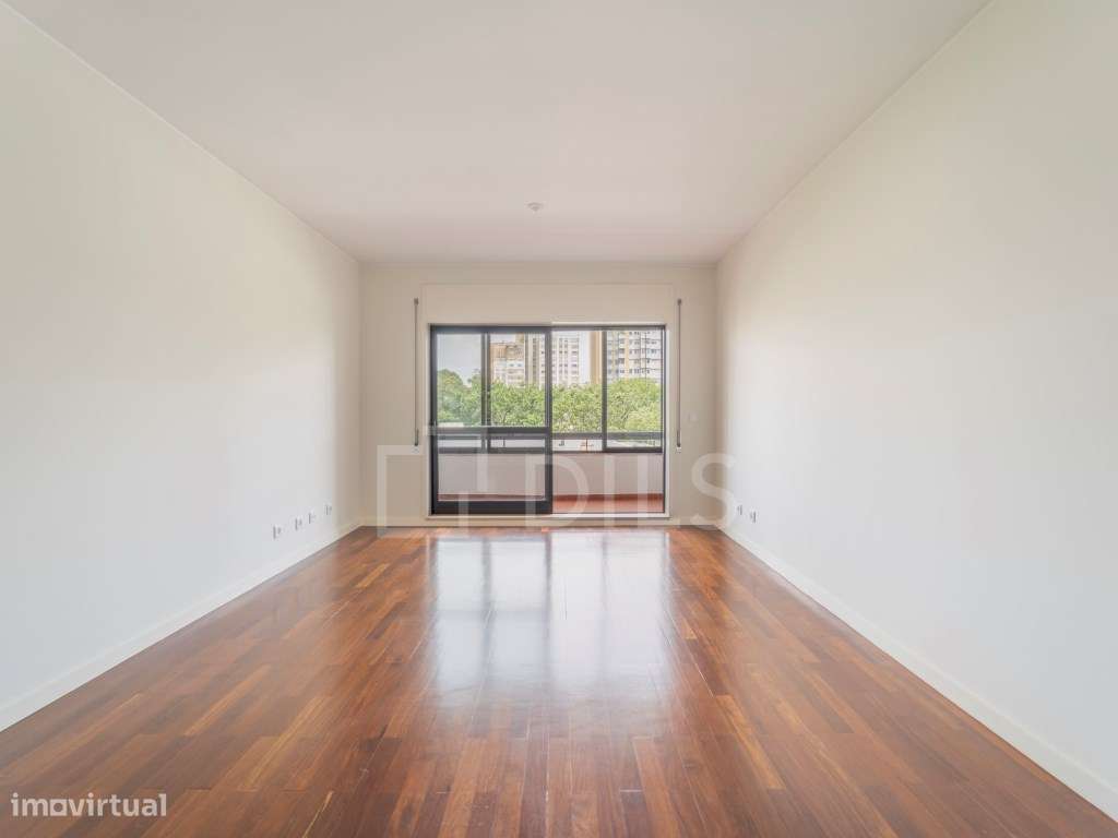 Apartamento T2 renovado para arrendar na Rua São João Bosco - Grande imagem: 2/28