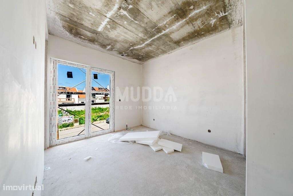 Moradia isolada de design contemporâneo nos Casais Mestre Mendo-22