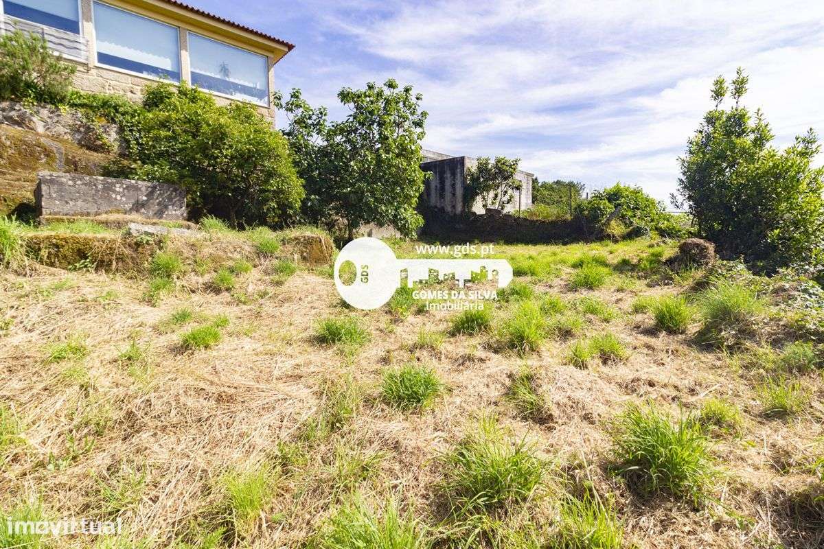 Moradia para restauro c/ 1400m2 de terreno em Arentim - Grande imagem: 5/20