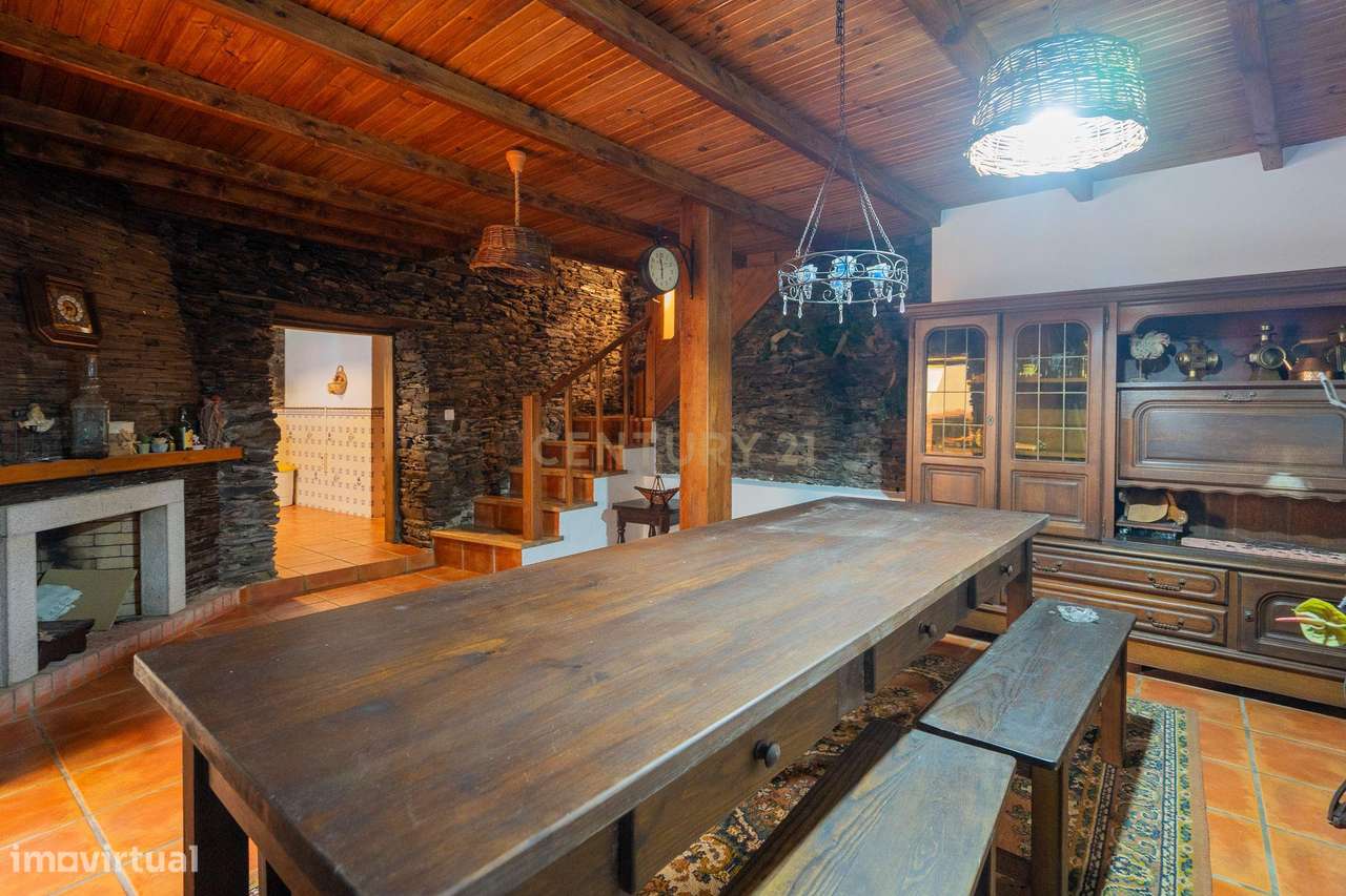 Moradia T5 em bom estado com varanda, visitas boas,sala de festas e ar - Grande imagem: 4/54