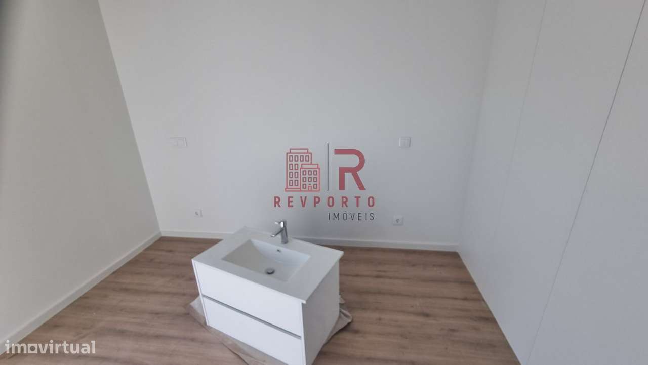 Apartamento T2, com 2 suítes, varanda, jardim e garagem-29