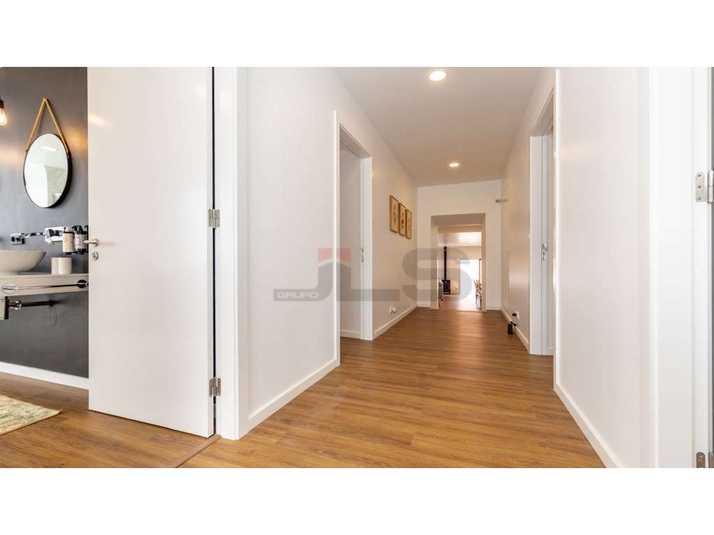 Moradia V4 com Apartamento T1 Anexo, Totalmente Remodelada - Centro...-23