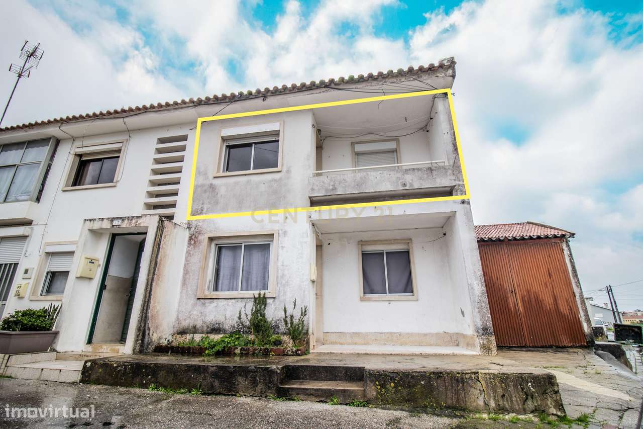 Apartamento T2 com enorme potencial | Varanda + Sótão aproveitável | E - Grande imagem: 2/19