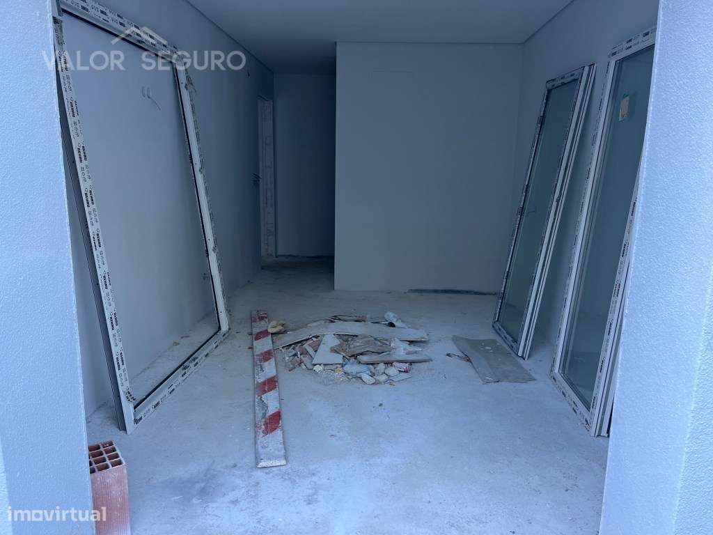 Apartamento T3 novo com garagem 2 viaturas no Sobralinho-17