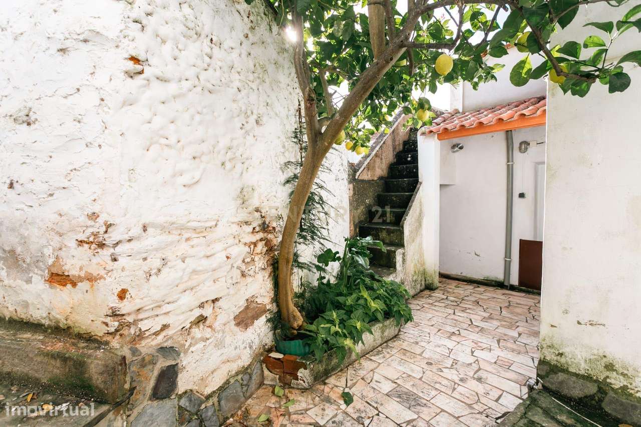 Moradia T2 com Espaço Exterior na Zona Histórica de Mourão - Alentejo-7