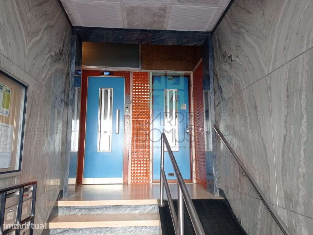Apartamento T3, totalmente renovado, c/ varandas, na Avenida do Uru...-31