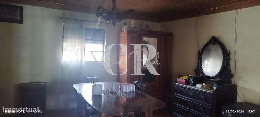 Moradia T3 com vários anexos, terreno e poço-20