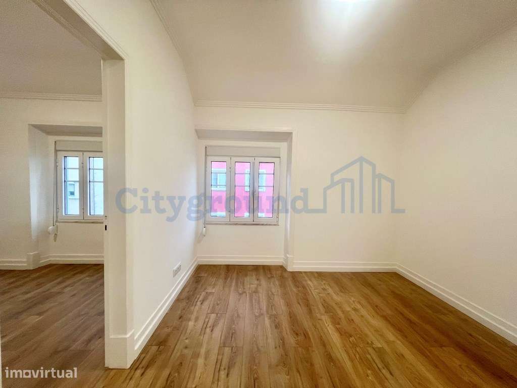 T2 totalmente renovado com excelente luminosidade e vista lateral p...-2