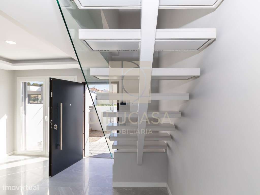 R300 Moradia T3+ 1 (sala de 40m2 localizada centro Fernão Ferro)-11