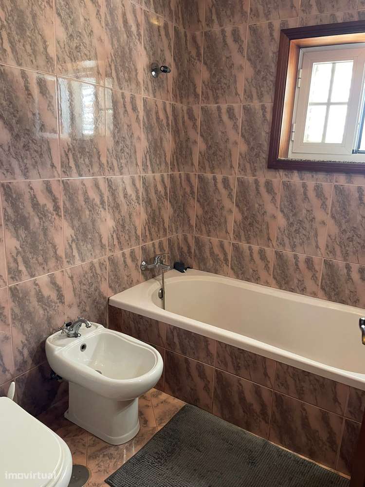 Moradia de 4 frentes com painéis solares, T4, piscina, cave e jardim-16