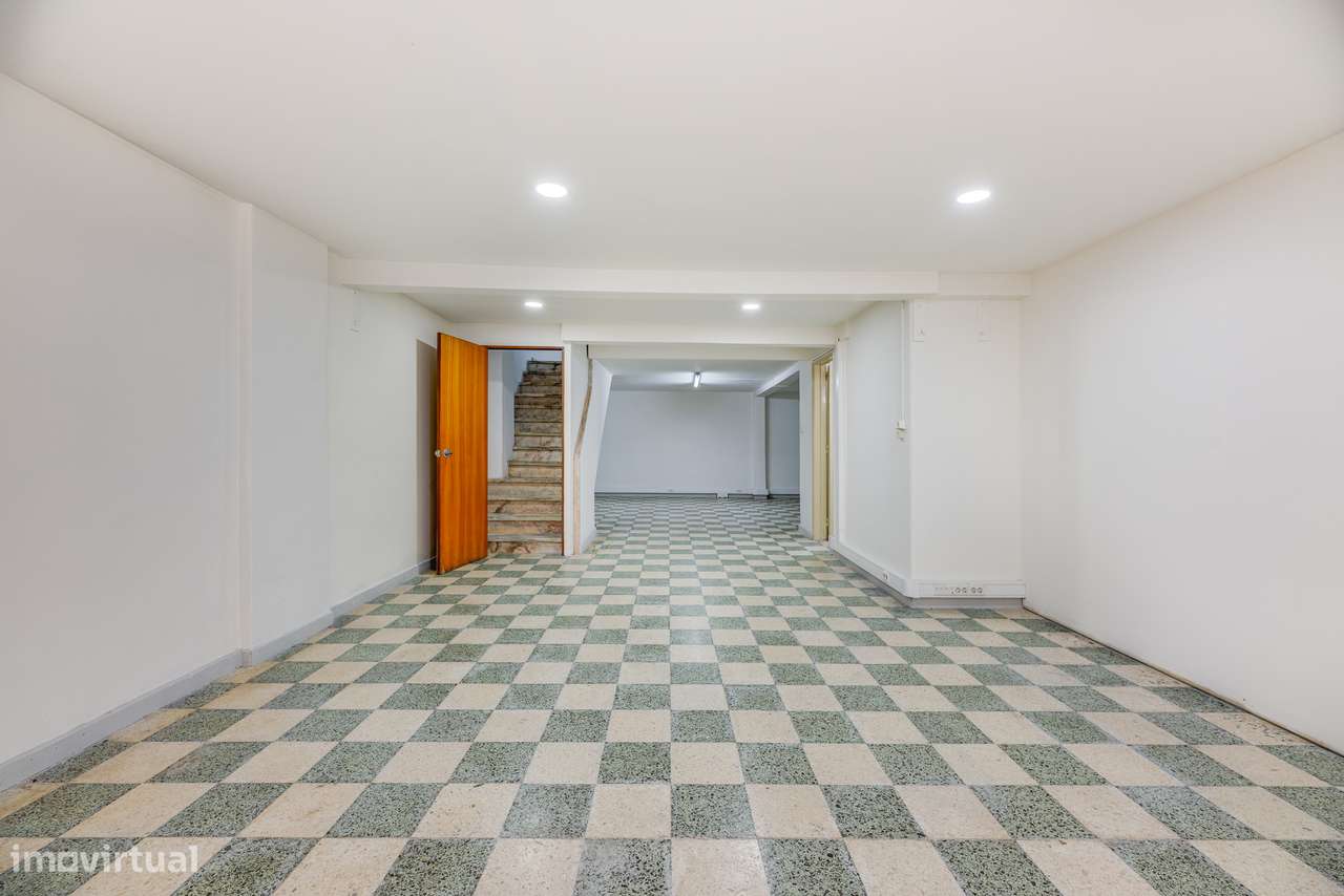 ESPAÇO COMERCIAL REMODELADO | PRONTO A FUNCIONAR | SACAVÉM-2