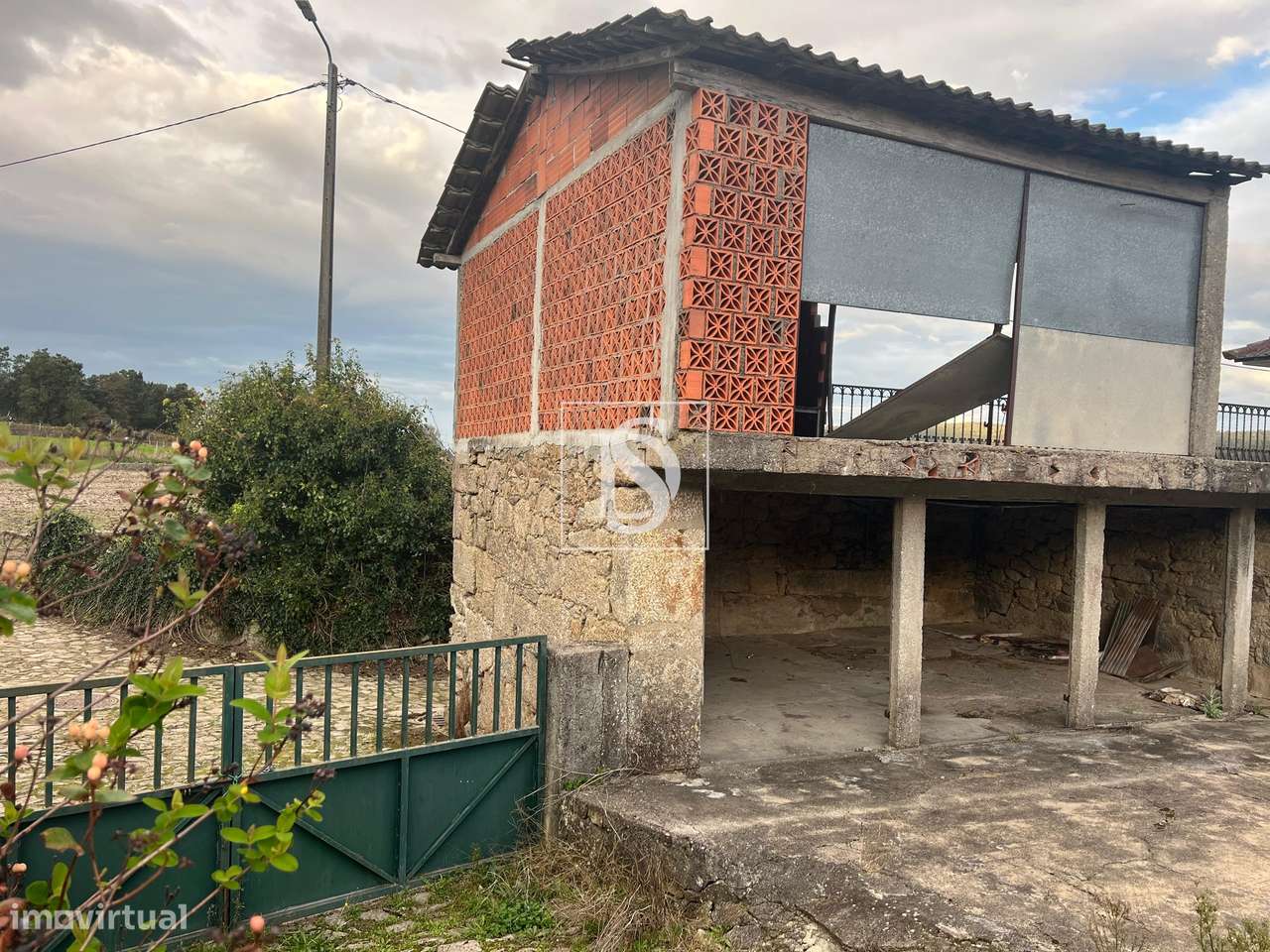 Moradia em Pedra / Casa de Campo inserida num lote de 6000m2-16