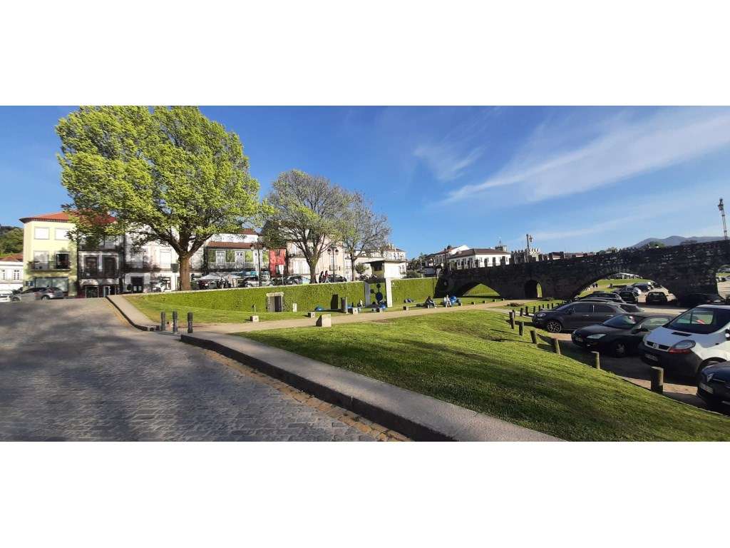 Prédio no centro de Ponte de Lima - Grande imagem: 4/19